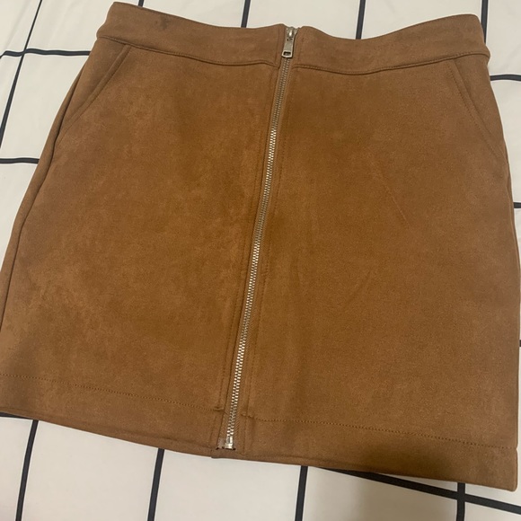 Dresses & Skirts - Brown Mini Skirt 😍